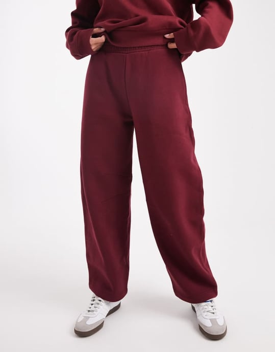 ASOS DESIGN borstad barrel leg borstad jogger i bordeaux - Image 4