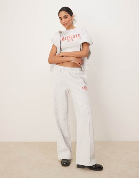 ASOS DESIGN rak ben jogger med Marseille broderad grafik i isgrå - Image 1