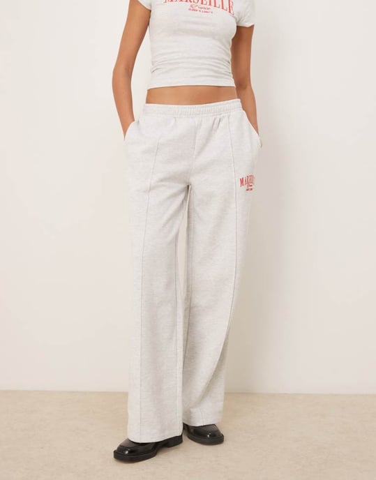 ASOS DESIGN rak ben jogger med Marseille broderad grafik i isgrå - Image 2