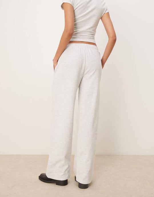 ASOS DESIGN rak ben jogger med Marseille broderad grafik i isgrå - Image 4