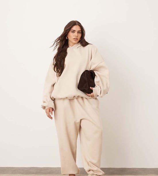 ARRANGE Curve oversize premium tungvikts jogger med mudd i havrebeige - Image 1