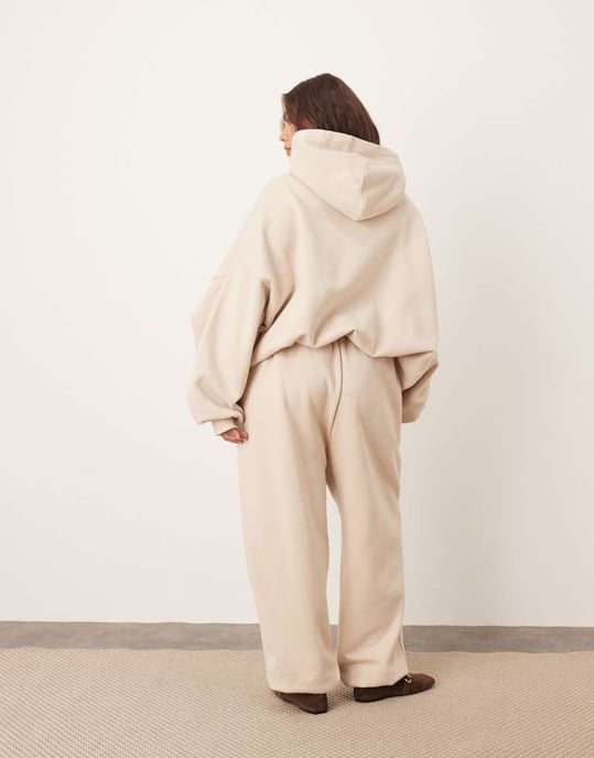 ARRANGE Curve oversize premium tungvikts jogger med mudd i havrebeige - Image 3