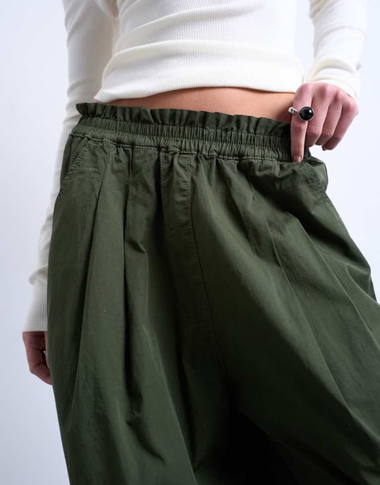 Topshop veckad ballong-jogger med elastisk midja i grön - Image 2