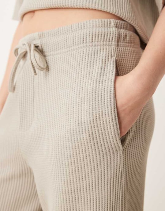 ASOS DESIGN tung waffle co-ord joggers i ljus khaki - Image 3