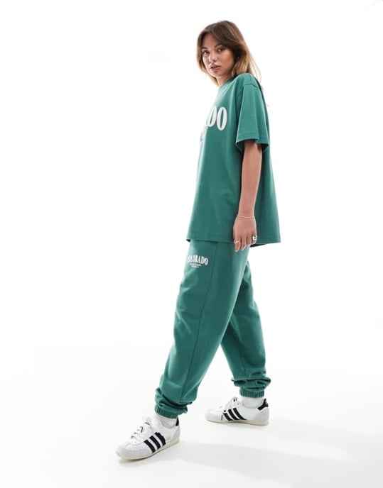 ASOS DESIGN jogger med uppvikta byxben och Colorado-grafik grön - Image 1