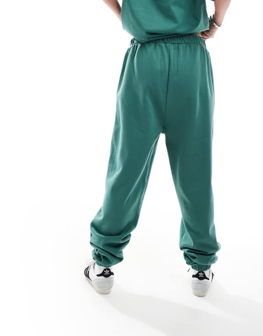 ASOS DESIGN jogger med uppvikta byxben och Colorado-grafik grön - Image 2