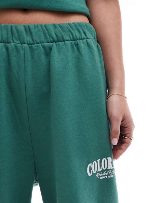 ASOS DESIGN jogger med uppvikta byxben och Colorado-grafik grön - Image 3