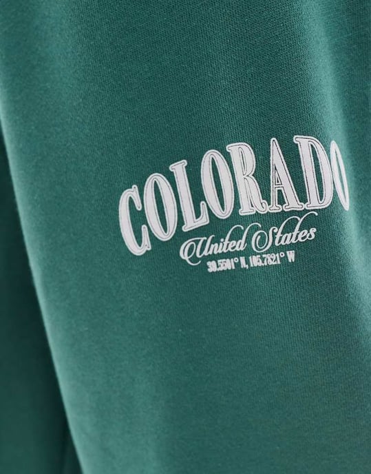 ASOS DESIGN jogger med uppvikta byxben och Colorado-grafik grön - Image 4