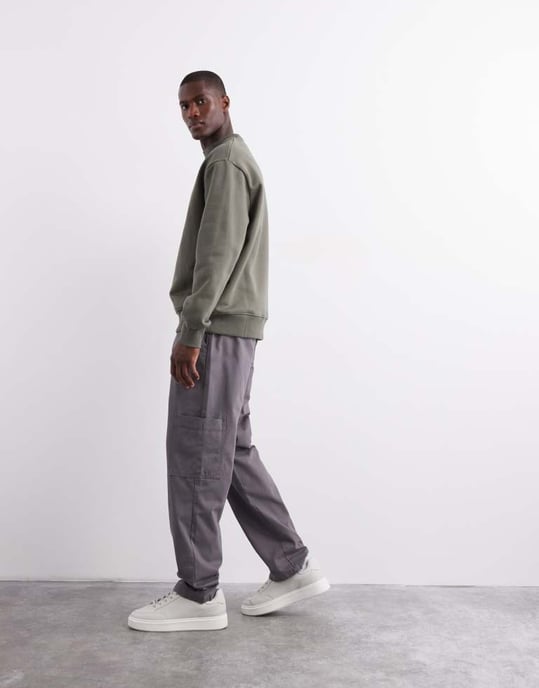 ASOS DESIGN raka cargobyxor i grått - Image 2