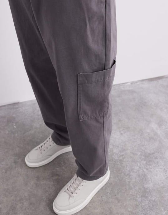 ASOS DESIGN raka cargobyxor i grått - Image 4