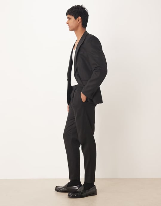 ASOS DESIGN tapered kostymbyxor med linne i svart glans - Image 3
