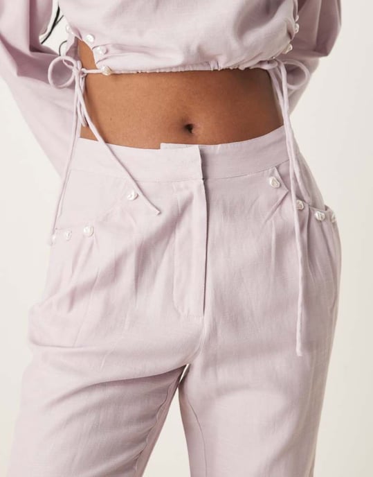 ASOS DESIGN skräddarsydda linne-liknande raka byxor med pärldetalj i lila - Image 2