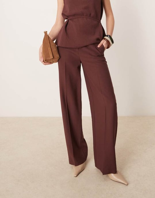 ASOS DESIGN skräddarsydda raka byxor med smal bälte i choklad - Image 3