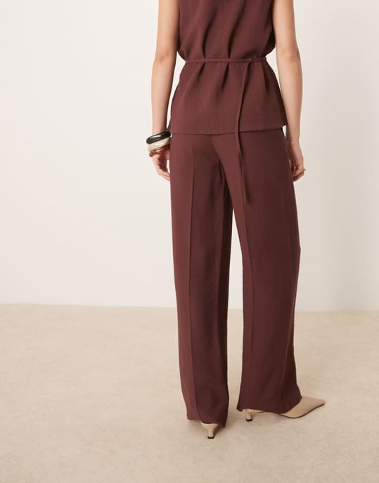 ASOS DESIGN skräddarsydda raka byxor med smal bälte i choklad - Image 4