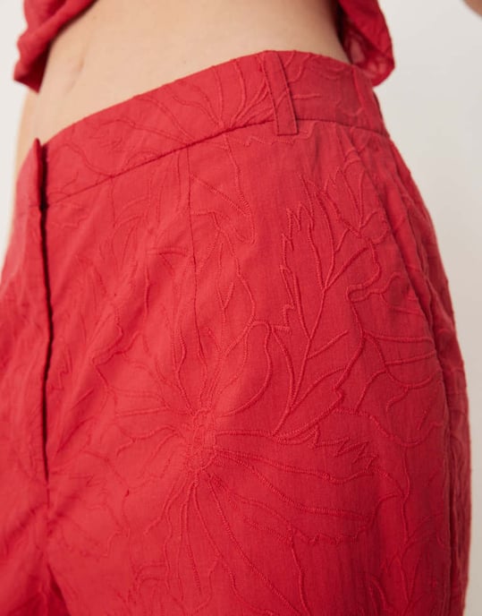 ASOS DESIGN skräddarsydda blommiga strukturerade avslappnade byxor i röd co-ord - Image 2