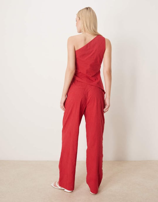 ASOS DESIGN skräddarsydda blommiga strukturerade avslappnade byxor i röd co-ord - Image 3