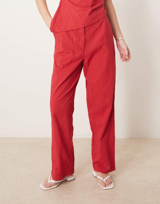 ASOS DESIGN skräddarsydda blommiga strukturerade avslappnade byxor i röd co-ord - Image 4
