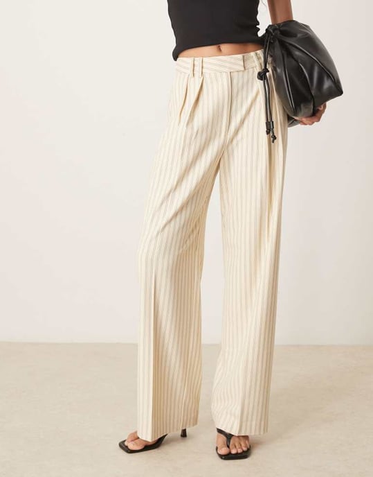ASOS DESIGN skräddarsydda vida byxor med veckdetalj i smörkrämrandigt - Image 2