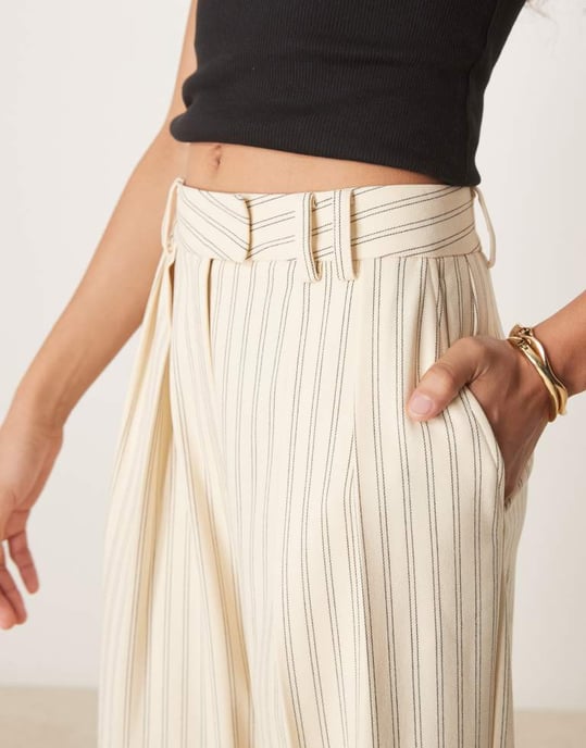 ASOS DESIGN skräddarsydda vida byxor med veckdetalj i smörkrämrandigt - Image 3