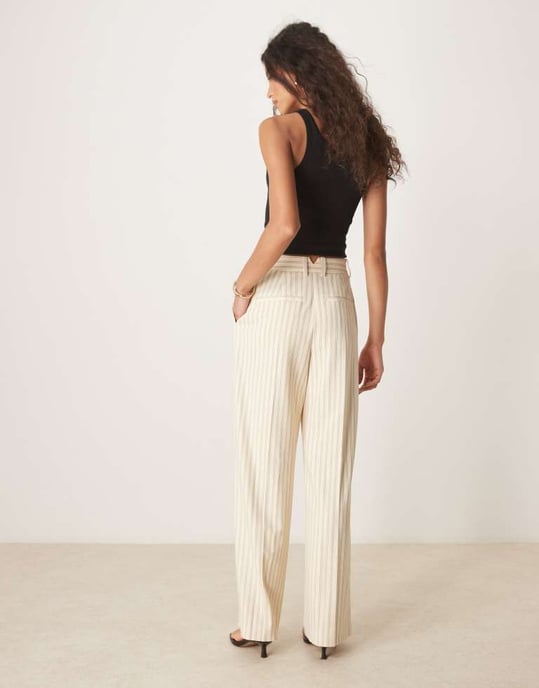 ASOS DESIGN skräddarsydda vida byxor med veckdetalj i smörkrämrandigt - Image 4