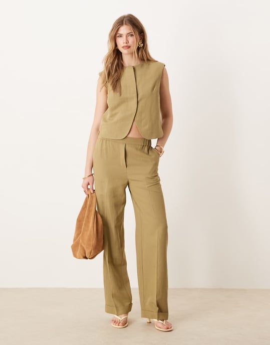 ASOS DESIGN skräddarsydda raka benbyxor i khaki - Image 1