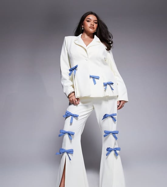 ASOS LUXE Curve co-ord skräddarsydda byxor med denimrosetter i krämfärg - Image 1