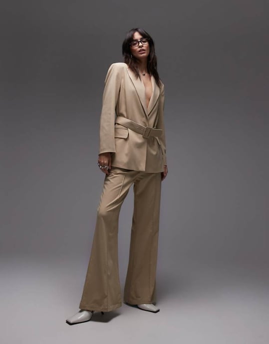 ASOS DESIGN skräddarsydda kickflare-byxor i kamelkoord - Image 1