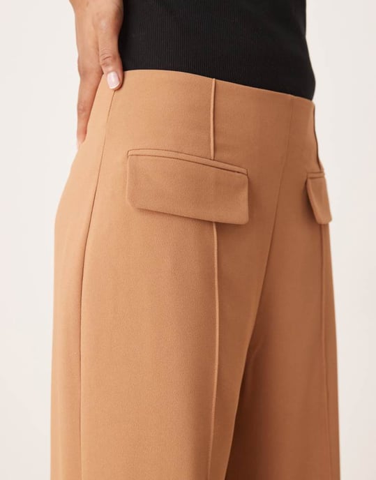 ASOS DESIGN Lång skräddarsydd byxa med dubbel ficka och sömdetaljer i kamelfärg - Image 2