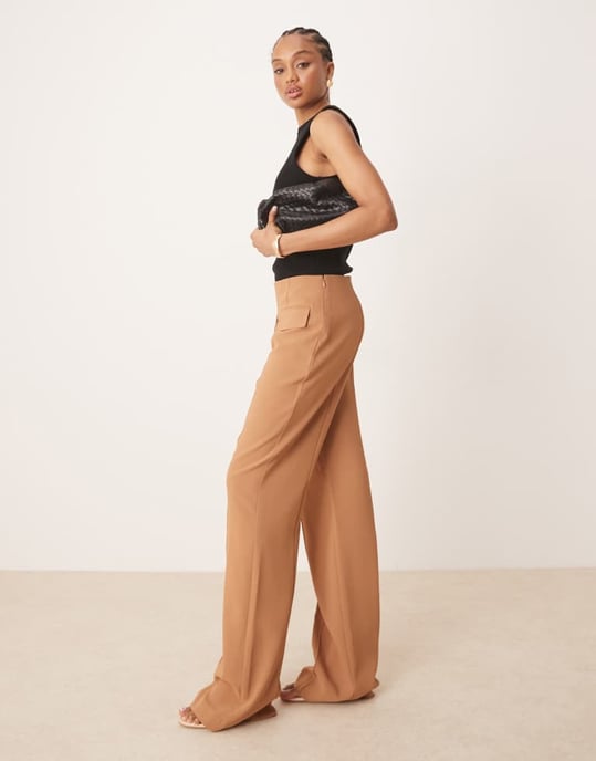 ASOS DESIGN Lång skräddarsydd byxa med dubbel ficka och sömdetaljer i kamelfärg - Image 3