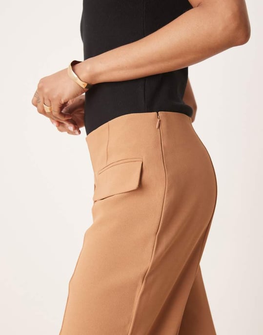 ASOS DESIGN Lång skräddarsydd byxa med dubbel ficka och sömdetaljer i kamelfärg - Image 4