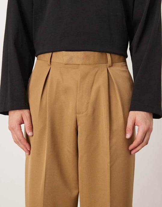 ASOS DESIGN smart breda byxor med framfällt veck i camel - Image 4