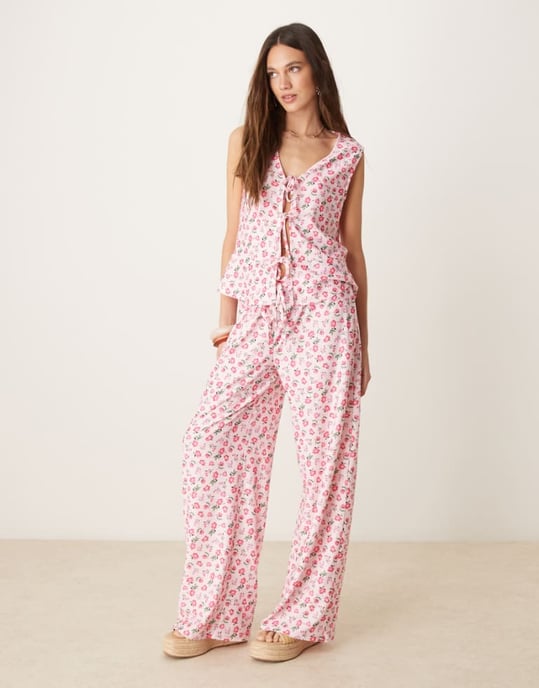 ASOS DESIGN vida ben knytfrontbyxor i rosa småblommigt - Image 1