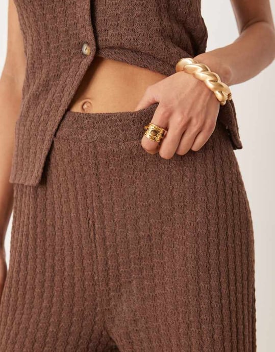 ASOS DESIGN samordnad halvgenomskinlig stickad vidbyxa i choklad - Image 4