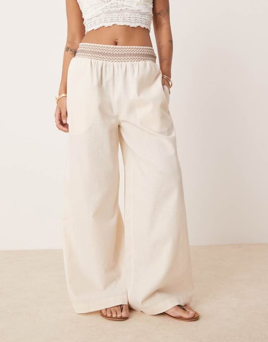ASOS DESIGN Petite linneblandning dra-på-breda-byxor med rynkad midjedetalj i cream med brunt - Image 2
