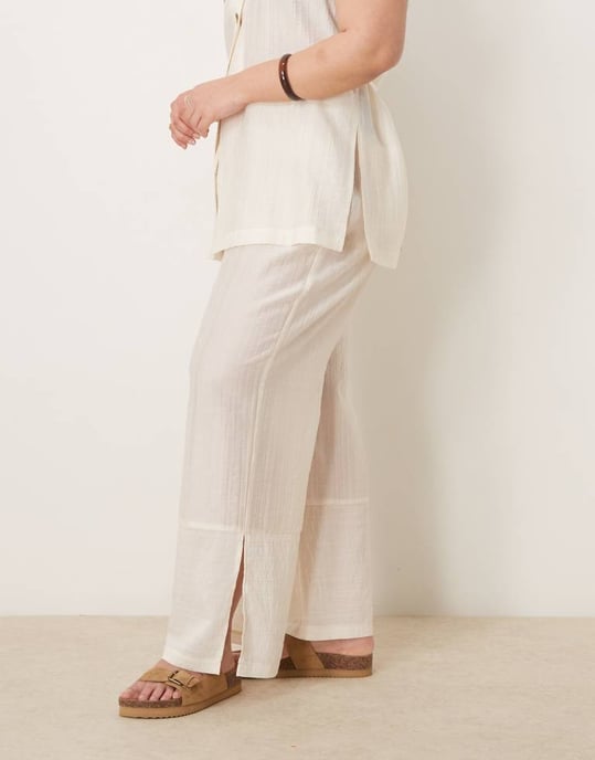 ASOS DESIGN Curve genomskinliga texturerade vida byxor i off-white - Image 2