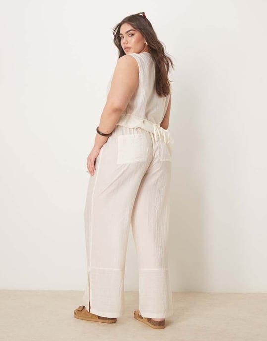 ASOS DESIGN Curve genomskinliga texturerade vida byxor i off-white - Image 4