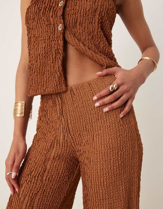 ASOS DESIGN samordnad strukturerad vida byxor i brun - Image 2