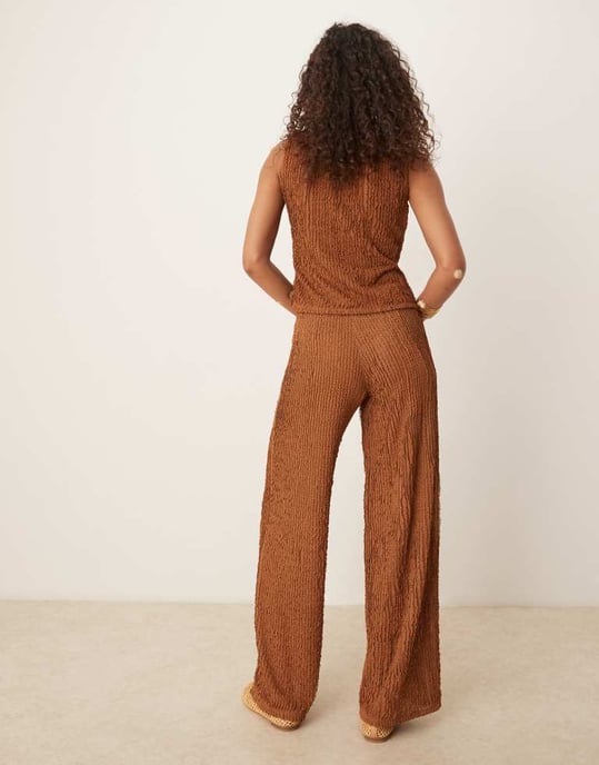 ASOS DESIGN samordnad strukturerad vida byxor i brun - Image 3