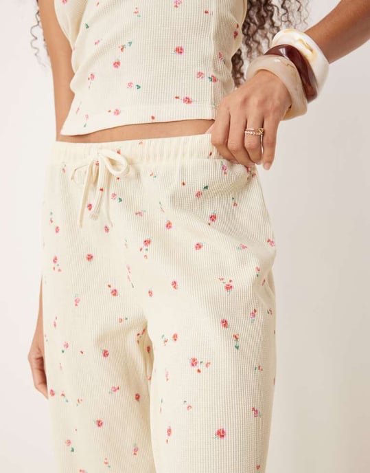 ASOS DESIGN vidbenad våffelbyxa set i citronblommigt mönster - Image 3