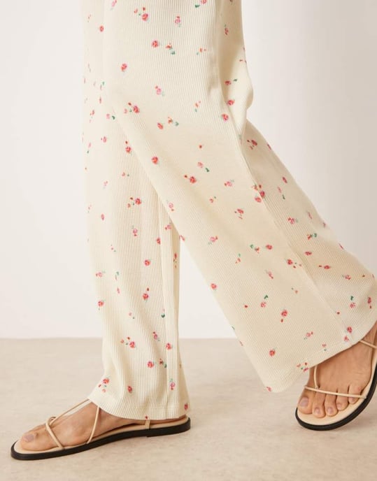 ASOS DESIGN vidbenad våffelbyxa set i citronblommigt mönster - Image 4