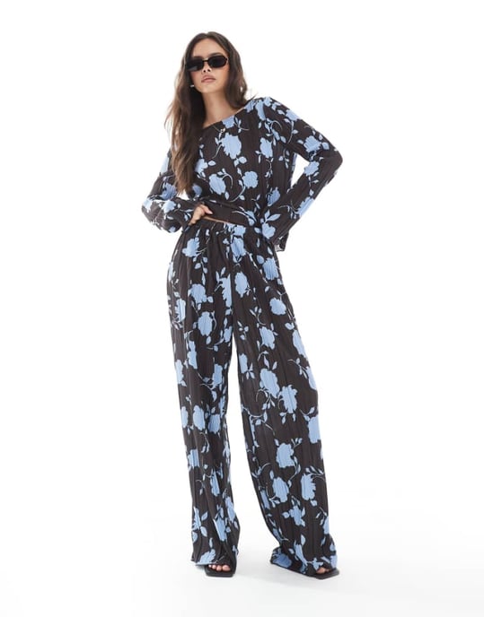 Vero Moda vida plissébyxor i choklad och blått blommönster - Image 1