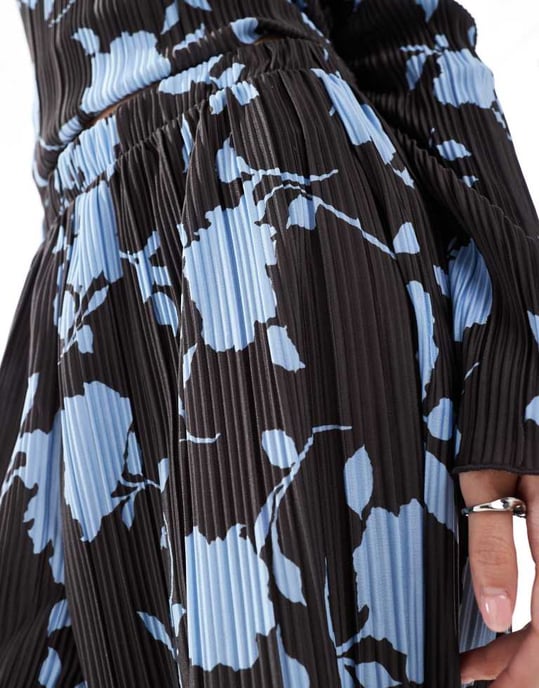 Vero Moda vida plissébyxor i choklad och blått blommönster - Image 2