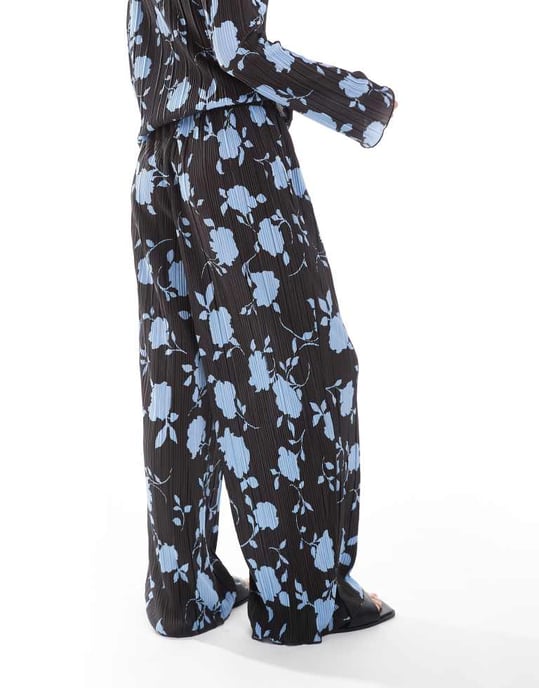 Vero Moda vida plissébyxor i choklad och blått blommönster - Image 3