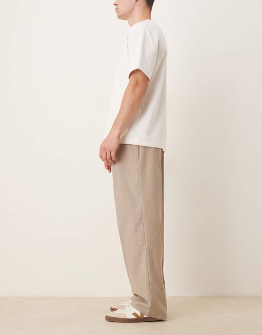 ASOS DESIGN smart vida byxor med djup veck fram i neutral randning - Image 3