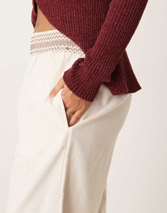 ASOS DESIGN linneblandning dragkedja vidbyxor med smockdetalj i midjan i gräddvit med brun - Image 2