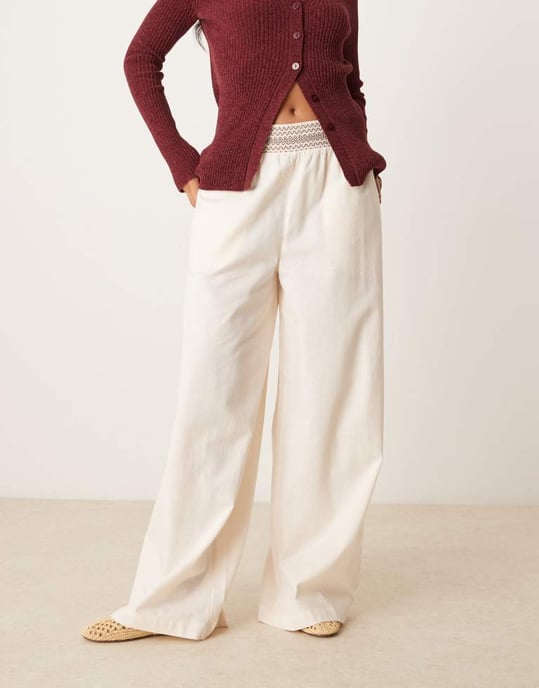 ASOS DESIGN linneblandning dragkedja vidbyxor med smockdetalj i midjan i gräddvit med brun - Image 3