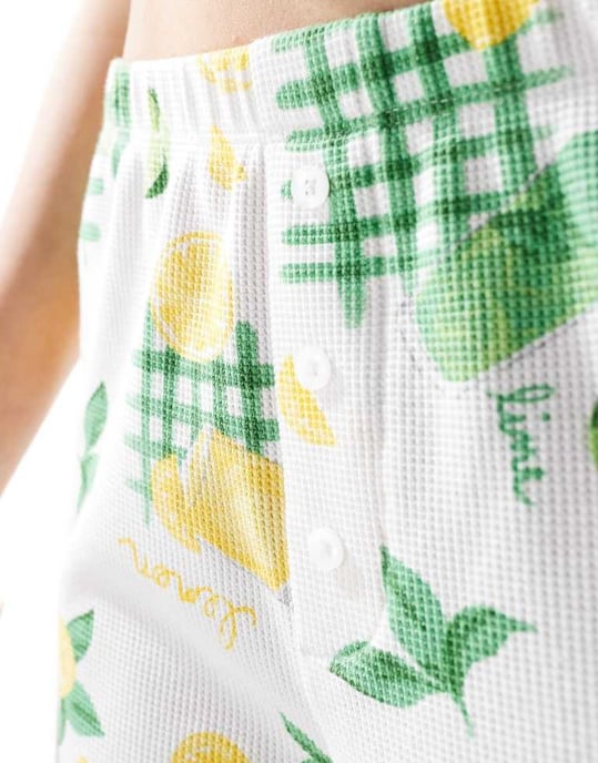 ASOS DESIGN byxa med vida ben och våffelmönster i koordinerad design i tryck av citrondryck - Image 3