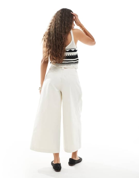 ASOS DESIGN Petite rena bomullsbyxor med vida ben och sömdetalj i krämfärg - Image 2