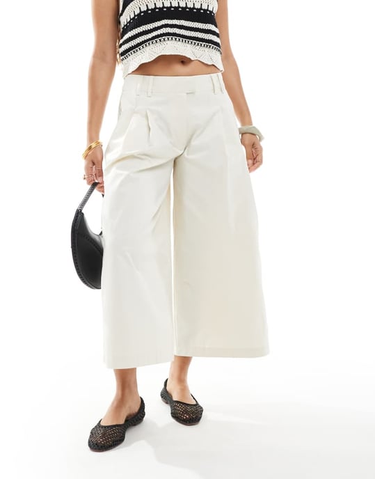ASOS DESIGN Petite rena bomullsbyxor med vida ben och sömdetalj i krämfärg - Image 3