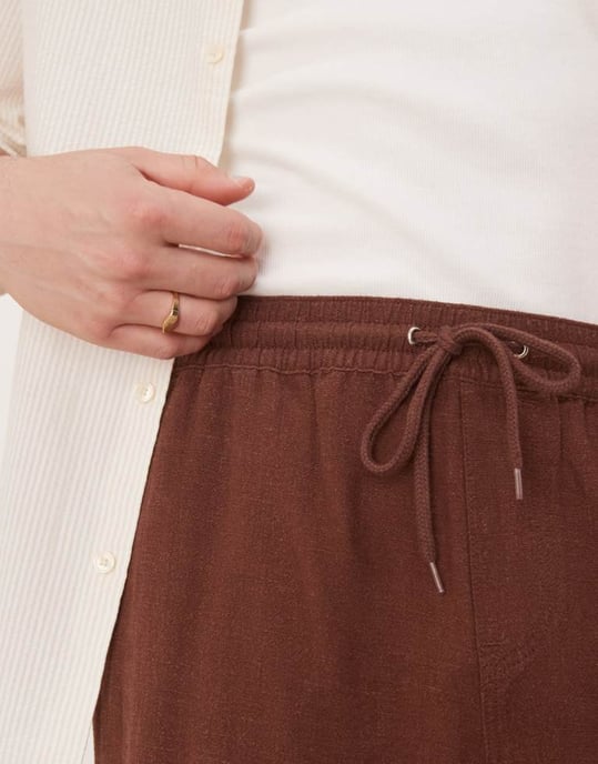 ASOS DESIGN baggy fit linneblandade byxor med elastisk midja i brun - Image 2